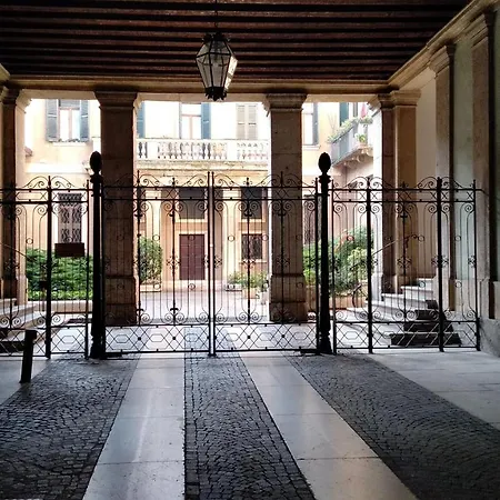 Marconi Loggia Delle Erbe Daire Verona